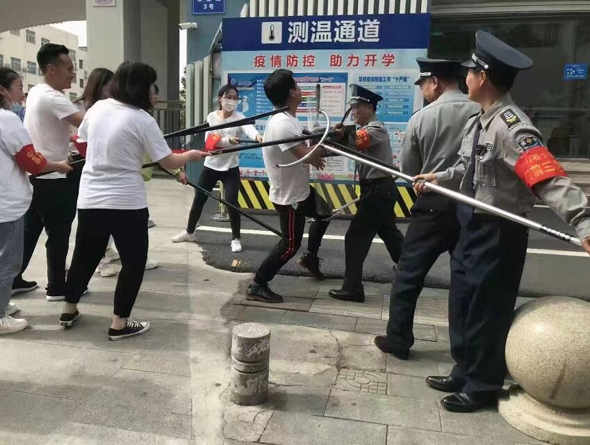 公安分局內(nèi)保大隊(duì)、獵鷹保安公司聯(lián)合開(kāi)展校園反恐防暴演練活動(dòng)