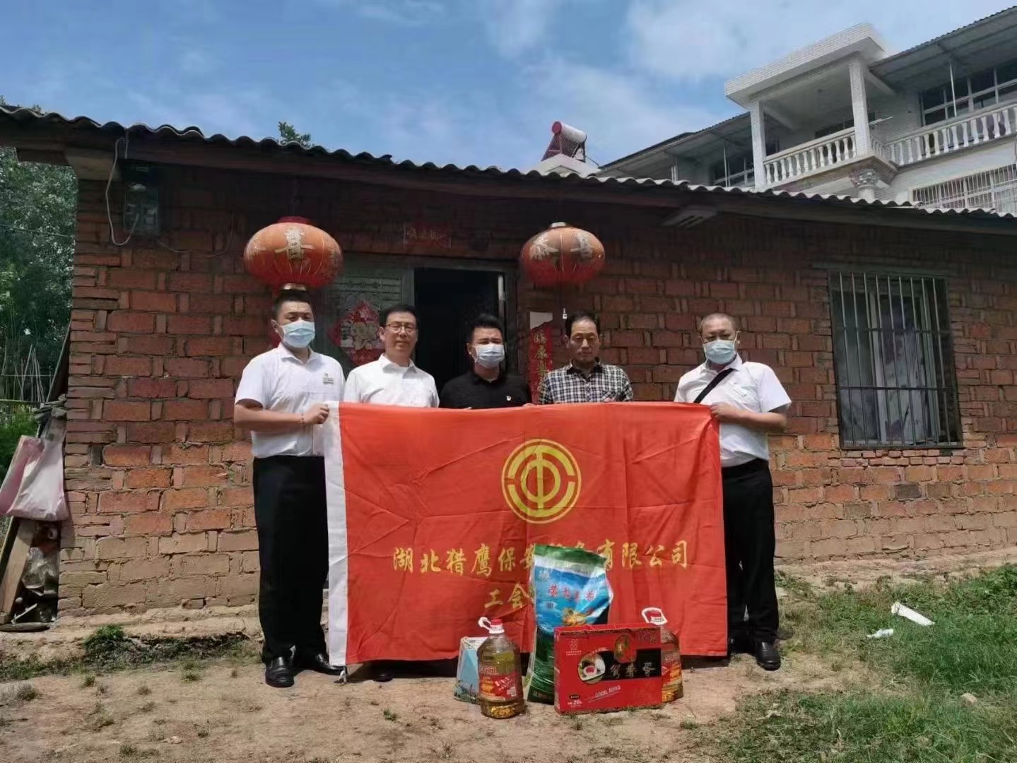 端午節(jié)將至，獵鷹企業(yè)組織員工走進(jìn)鄉(xiāng)村，為老人送去生活物資