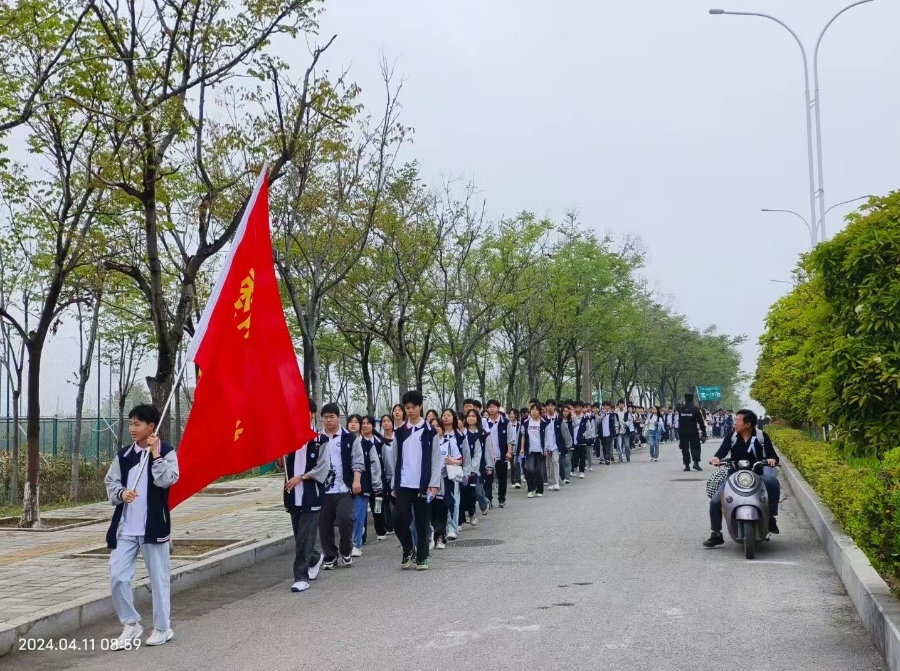 棗陽(yáng)市師苑高中 春風(fēng)伴研學(xué)，獵鷹保護(hù)航。